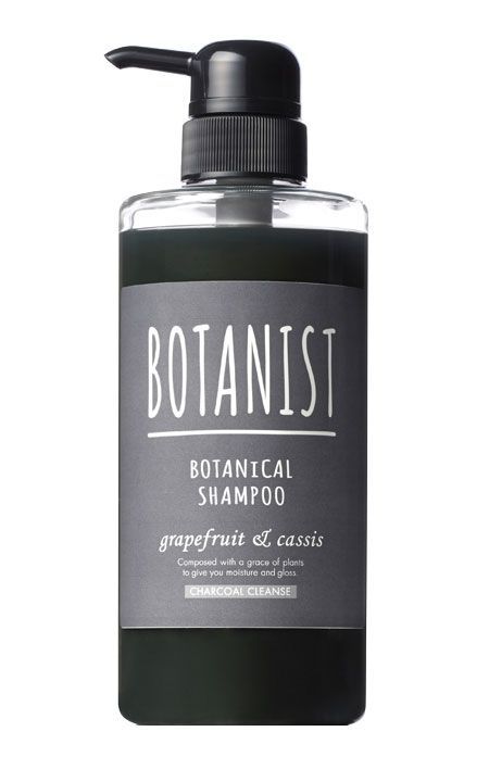 BOTANIST 植物性洗头水(木炭洁净型) 西柚 & 黑加侖子｜HKD117/490mL 加入了双重炭粒子，能帮助吸附头皮毛孔髒污和油脂，更可以按摩头皮。当中的薄荷成份更可以提供清凉的感觉，而植物萃取成份像是迷迭香叶水、迷迭香叶菁华可以帮助保湿头髮和头皮。