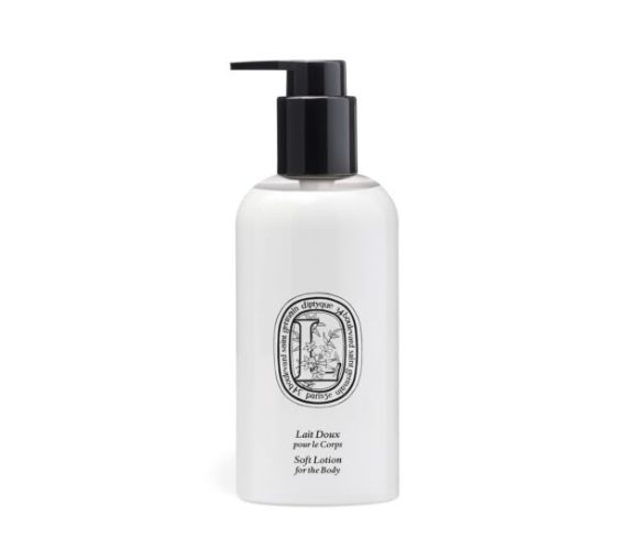 DIPTYQUE SOFT LOTION FOR THE BODY (HK$500/250ml)：相信不少女生都知道DIPTYQUE的香水味道独特，而他们的润肤乳亦十分香，成分蕴含茉莉提取物，有效舒缓和软化皮肤，令皮肤倍感水润，加上润肤乳的香气是由茉莉花心和蜂蜡等成分而成，散发出柔和香气。