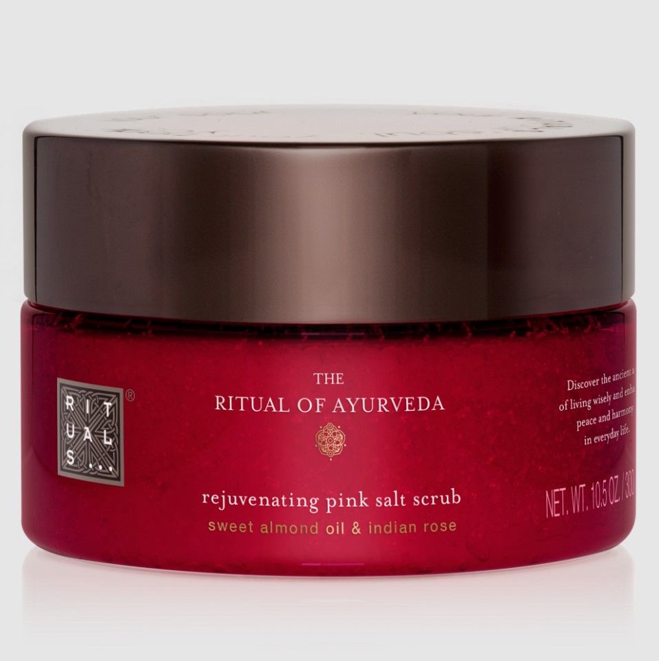 THE RITUAL OF AYURVEDA Body Scrub｜HK$115/300g：磨砂霜蕴含来自喜马拉雅山脉的古老晶盐，具净化及调和功效，有助达致心境和谐，平衡赋活身心。使用后会于肌肤留下一层具纾缓作用的护肤油，并散发着印度玫瑰的馥郁香气。