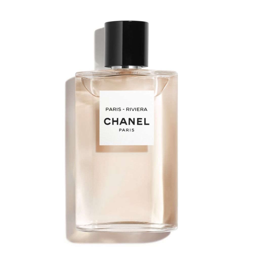 【CHANEL PARIS-RIVIERA EAU DE TOILETTE SPRAY 售价HK$1,155 | 容量125ml 】糅合多种柑橘果实和白花香气的明亮芳香，西西里甜橙柔和而清新的酸甜，突显苦橙花的柑橘气息。是一款简约随意的香水，恍如身处20年代蔚蓝海岸的阳光气息。