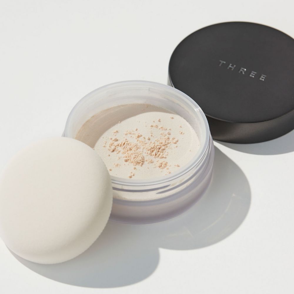 [蜜粉第3名] THREE Advanced Ethereal Smooth Operator Loose Powder｜6,050円/10g