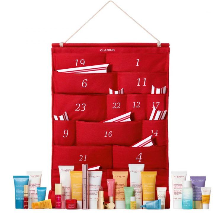 CLARINS 24 DAY ADVENT CALENDAR 2025 |£120 CLARINS今年也推出了两种版本的圣诞倒数月曆(12天与24天)，先来看看24天版，挂袋设计，倒数圣诞每天打开一份礼物。当中包括迷你版美妆及护肤品。现已于欧洲地区的Sephora官网有售。