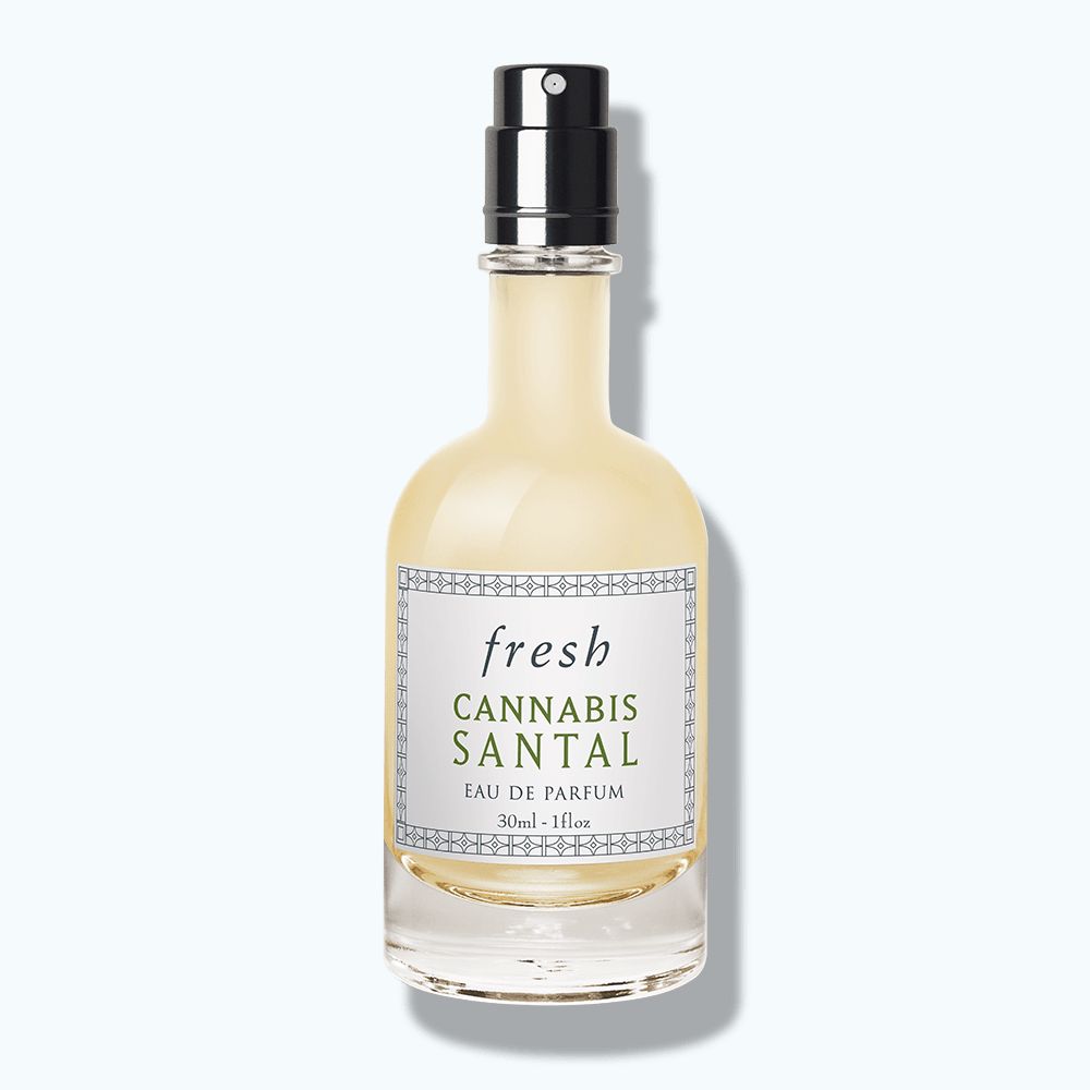 Fresh Cannabis Santal Eau de Parfum 野麻檀香香水 30ml ｜ HK$430.00。 这款Fresh的大麻味香水被创办人Lev Glazman形容为：「清晨，她要出门了......她不由自主靠近，呼吸他的双唇和颈际，那裏让人联想起禁药野麻的调和物、朱古力和麝香。他的气味令人陶醉。」