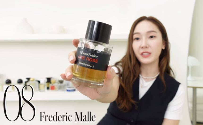 Frederic Malle UNE ROSE 这款是纯粹玫瑰的味道，搭配黑色礼服会给人自信、高贵优雅的感觉！