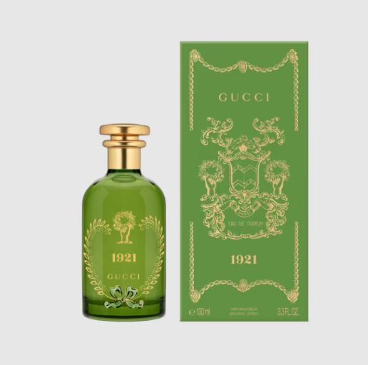 GUCCI The Alchemist’s Garden 1921 (HKD$2715/100ml) 甜美的苦橙花融合柠檬雪松果的清爽气息，这款热情洋溢的香氛男女皆宜，气味比柠檬更加清新、花香味更为浓郁，木香十足的马鞭草令香调别具层次。而后调的橡木苔富泥土气息及丛林特色，为淡香氛增添浓郁、强烈而持久的特质。