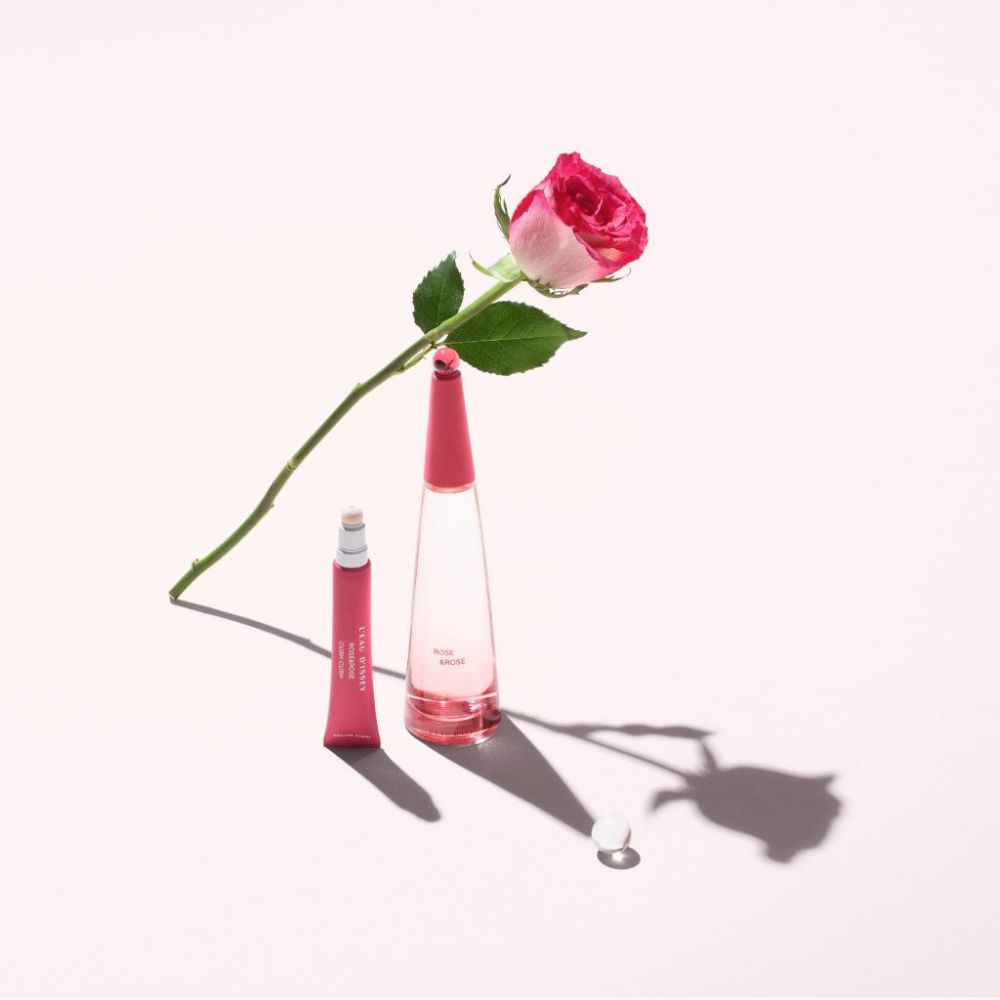 L’Eau d’Issey Rose&Rose — 此香水结合了两种享 誉盛名的玫瑰的特质：大马士革玫瑰和百叶玫 瑰。粉色胡椒粉增强了淡淡的桑莓果味。而基调 为清新的露水香气，带有柔软、层次丰富的开司 米木麝香。 