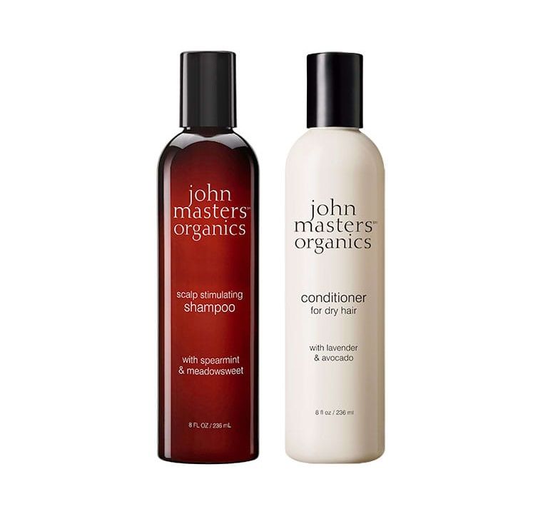 (左)John Masters Organics - Scalp Stimulating Shampoo with Spearmint & Meadowsweet(￥2900/236ml) | (右)John Masters Organics - Conditioner for Dry Hair with Lavender & Avocado(￥3900/236ml) 头皮洗髮露有效洗走多余的皮脂和角质，令你的头皮变得具透明感。护髮素含丰富的荷荷巴油及牛油果成分，为髮丝带来滋润。