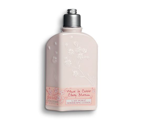 L'OCCITANE Cherry Blossom Shimmering Lotion (HK$250/250ml)：润肤乳质地轻薄，使用后能令肌肤迅速吸收，而且更能提亮肤色，除了美白和保湿外，更发出淡淡的樱花香。