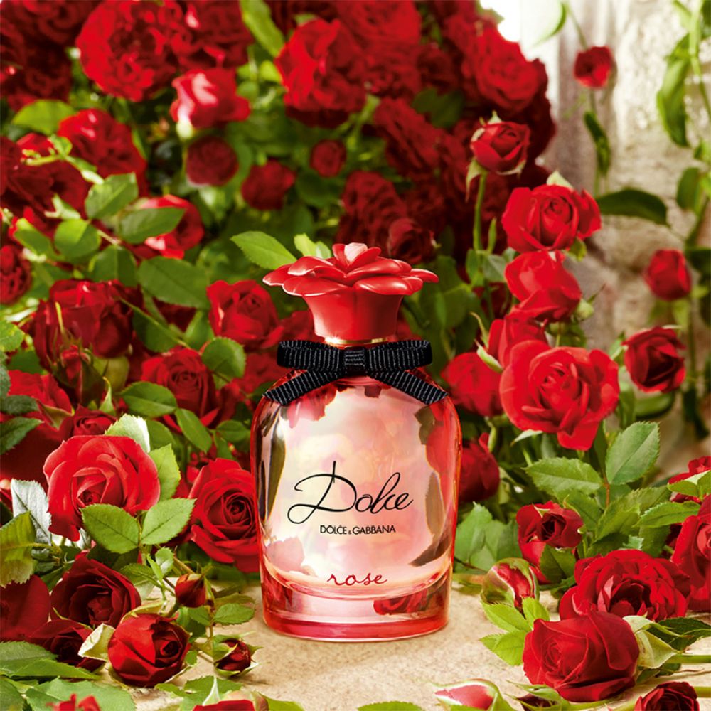 #7_Dolce&Gabbana Beauty Dolce Rose淡香氛HK$680 / 50ml｜以充满活力的果味前调开头，用上了清脆的青苹果和多汁的橘子，配合香甜的红醋栗带出甜味。香氛的中调由丰富果汁的白桃、富奶油味的木兰花瓣和壮丽的玫瑰花组成，最后与柔和的麝香与檀香木和白木混合在一起，营造出令人上瘾的感性，平衡了这种浓厚的玫瑰中调。