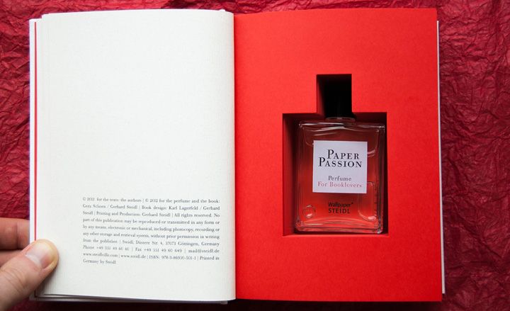 Wallpaper* STEIDL Paper Passion Perfume纸味香水 $275欧元。 这款捕捉刚印刷完的书籍味道的木调香水，由德国Wallpaper* STEIDL推出。它的包装都是书本的样子，包装内印有关于纸的乐趣和诺贝尔文学奖获得者GünterGrass，老佛爷Karl Lagerfeld，调香师Geza Schoen等对Paper Passion 撰写文字。不论是气味，还是包装，都十分适合文青！