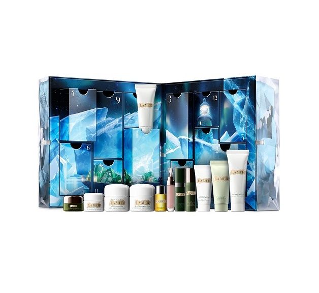 LA MER ADVENT CALENDAR 2025 | £425	 奢华贵妇护肤品牌LA MER，以冰山及灯塔为主题，準备了今年的精彩圣诞月曆。12份强效保湿皇牌产品，内有精华面霜、眼部精华乳霜及再生活肤精华等旅行装。英国地区将于11月推出。