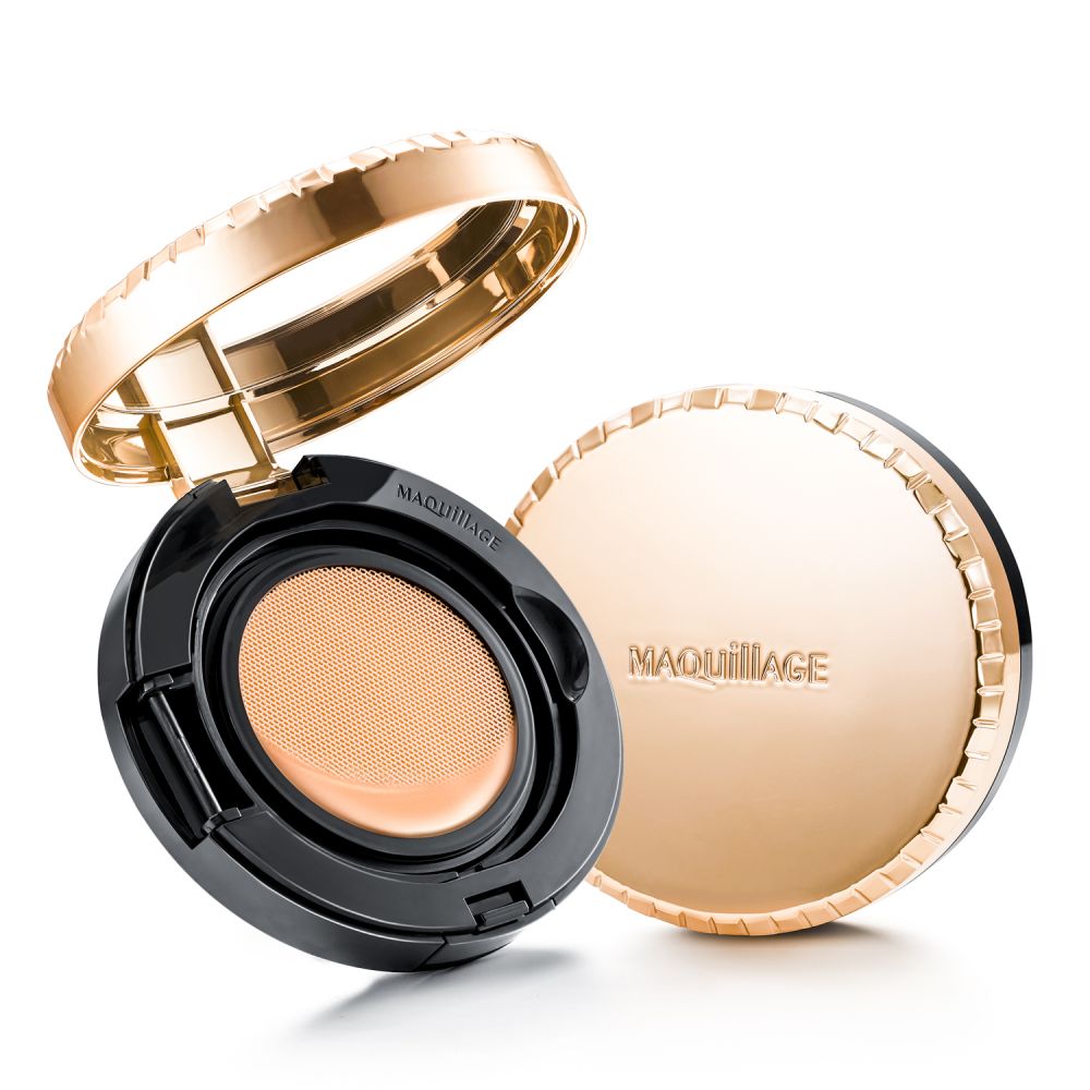 【第2名】MAQuillAGE Dramatic Jelly Compact SPF 30‧PA+++ 14g|¥3,300 (含税) ；内含玻尿酸、甘油、水溶性胶原蛋白等丰富保湿成分，为肌肤持续补水之余，又能完美遮盖毛孔、修饰肤色，轻鬆打造出像素颜般的自然裸妆。